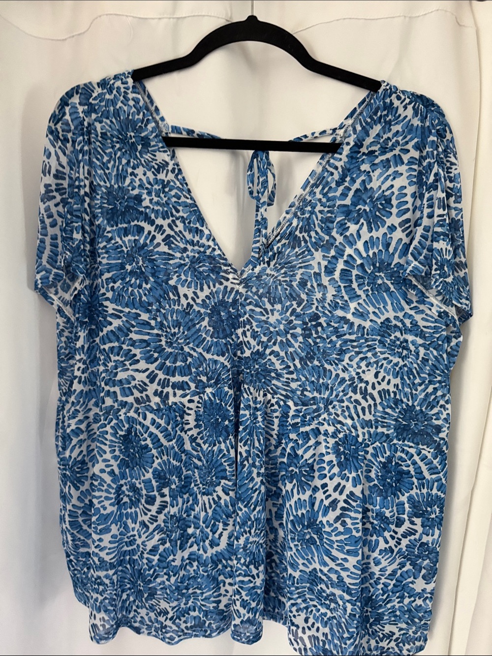 Lane Bryant Blue Floral Sheer Vee Neck Short Sleeve Top size 26/28
